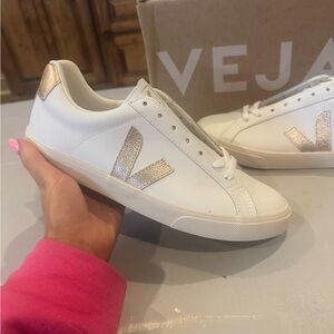Vejas women's Esplar logo Leather sneakers in a size 9 
Color- White/Good